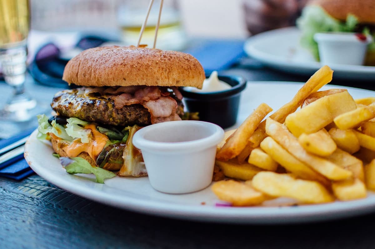 Combo do Dia — lanche e batata rústica, servidos juntos